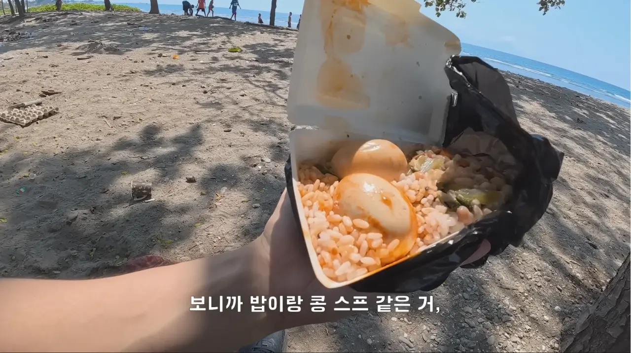 1000080154.webp 동티모르 길거리에서 밥 먹다가 애들한테 둘러싸인 남자 ㄷㄷㄷㄷ