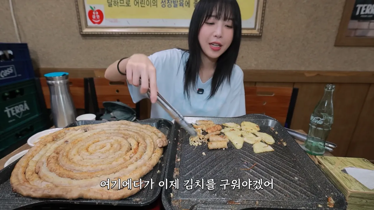 저랑 똑같이 먹는다는 옆손님.._!😨 곱창 총 17미터 대결했습니다🔥 충주 소곱창 먹방 11-52 screenshot.png 곱창 10인분 먹방하다가 먹방 후배(?) 만난 쯔양 근황 ㄷㄷㄷ