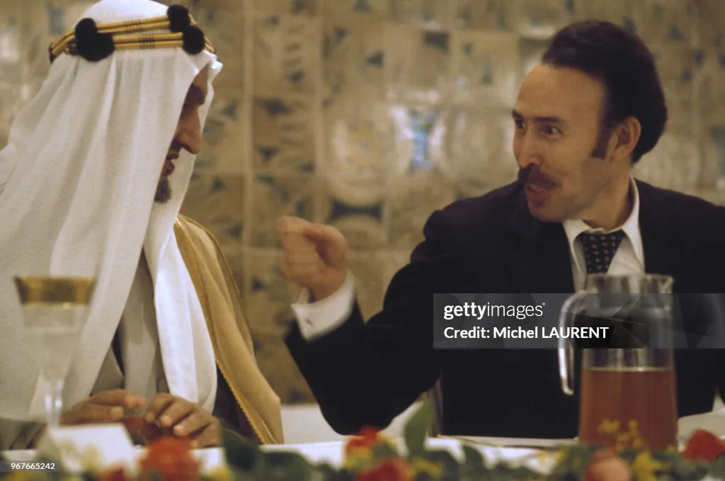 Fayรงal ben Abdelaziz al-Saoud et Houari Boumรฉdiรจne en 1973.jpg ์๋ จ KGB์์ฅ์ด ๋๋ฌผ์ ํ๋ ธ๋ ์ด๋ค ๋๋ผ ๋
์ฌ์์ ๋
๋ฐฑ