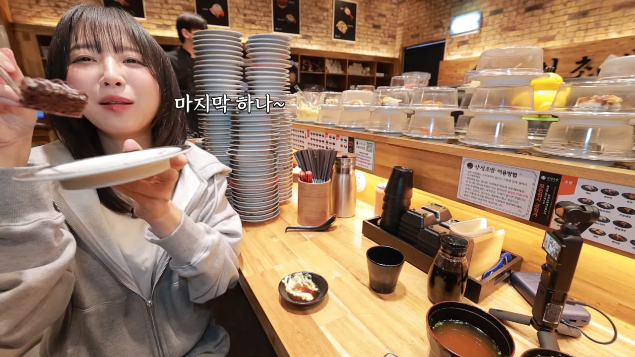 1900원 회전초밥 몇접시 먹었을까_🤔 메뉴만 100가지_! 엄청난 인기의 청주 3단 회전초밥 19-12 screenshot (1).png 청주에서 회전초밥 100접시 넘게 먹방한 쯔양 근황 ㄷㄷㄷ