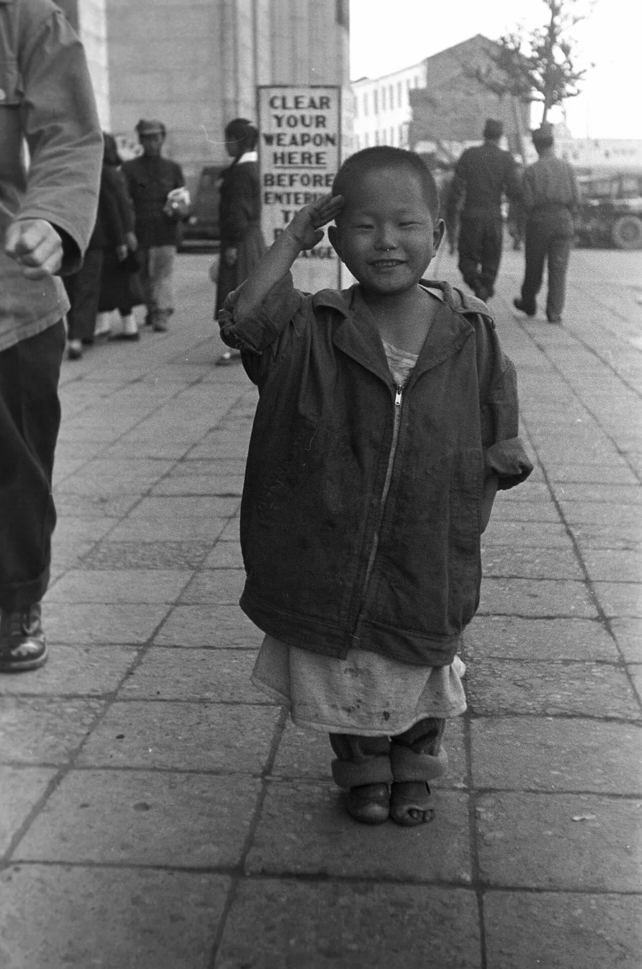 e_saluting-boy-1952_16220064057_o.jpg 희귀사진(KOREA, 1952)
