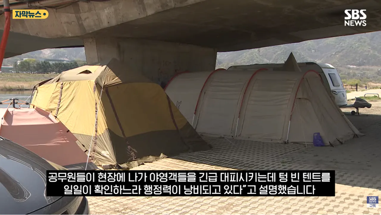 굴착기 동원해 16동 싹 다 밀었다..'알박기' 텐트 철거 속이 다 시원 (9).png 충주시 굴착기 동원해서 알박기 텐트 싹 정리했다. 속이시원