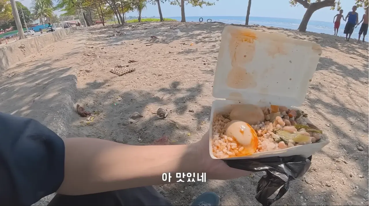 1000080164.webp 동티모르 길거리에서 밥 먹다가 애들한테 둘러싸인 남자 ㄷㄷㄷㄷ