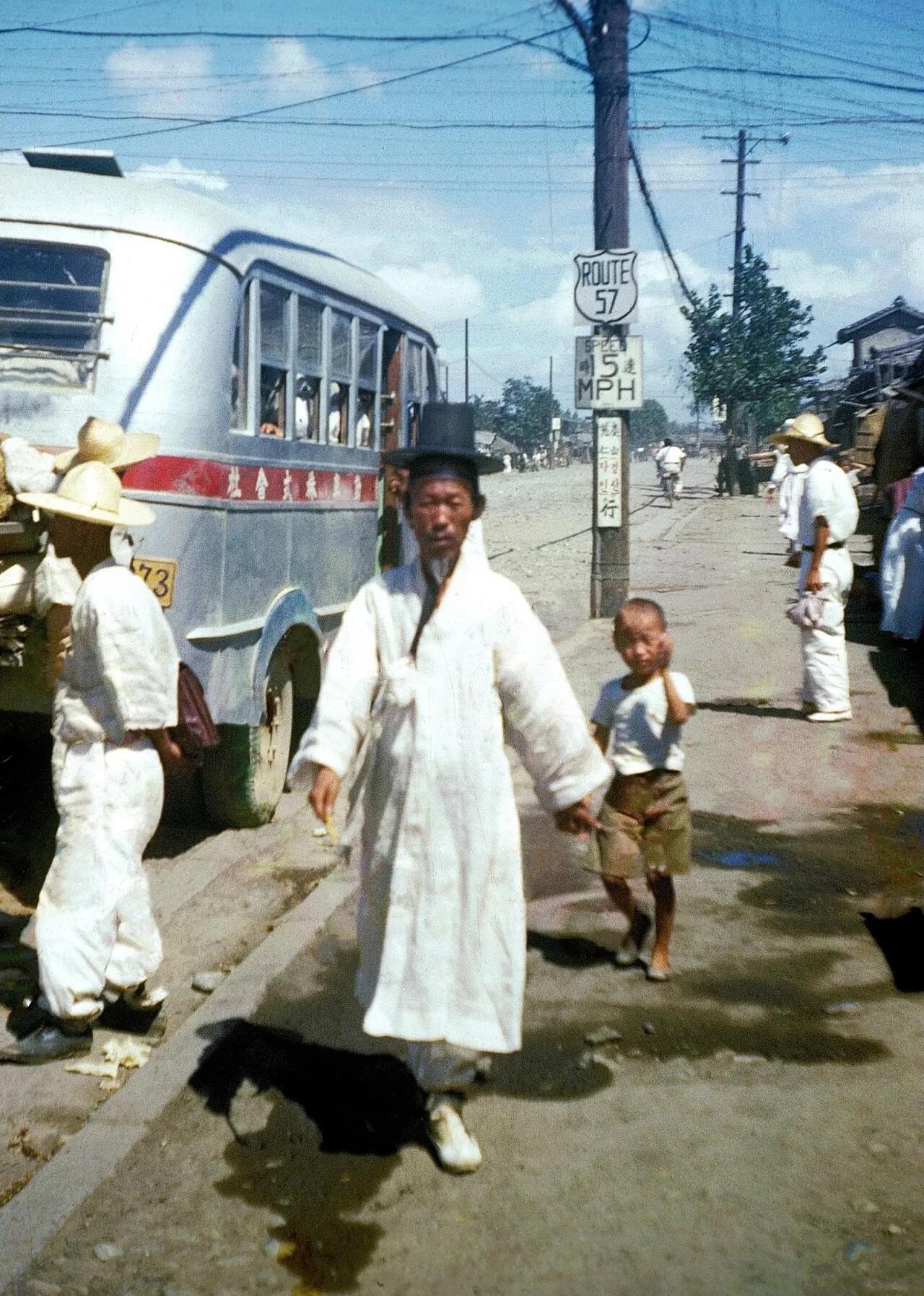 e_old-man-and-bus-daegu-1952--corrected_15957554348_o.jpg 희귀사진(KOREA, 1952)