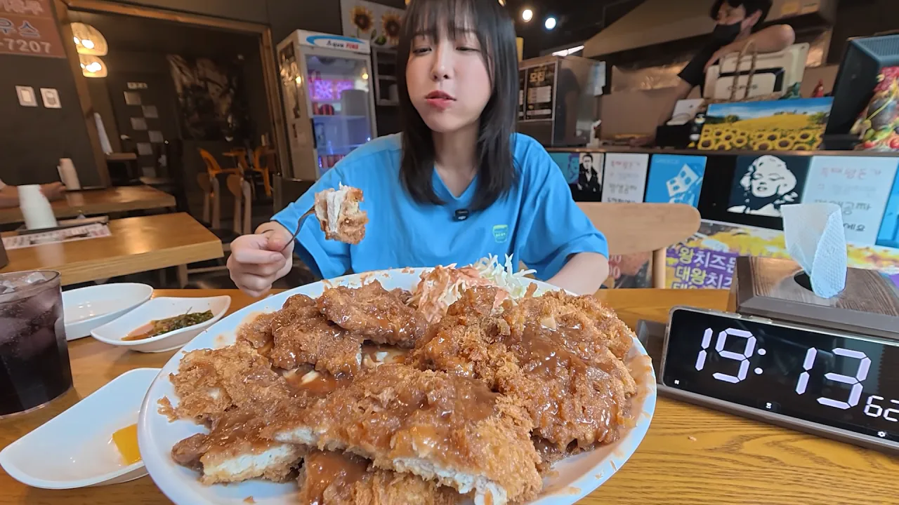 다 먹으면 평생 공짜_! 사장님이 성공은 힘들것 같대요😅 제한시간 25분! 초대왕 돈까스 도전먹방 5-58 screenshot.png 초대왕 돈까스에 도전한 쯔양 근황 ㄷㄷㄷㄷㄷ