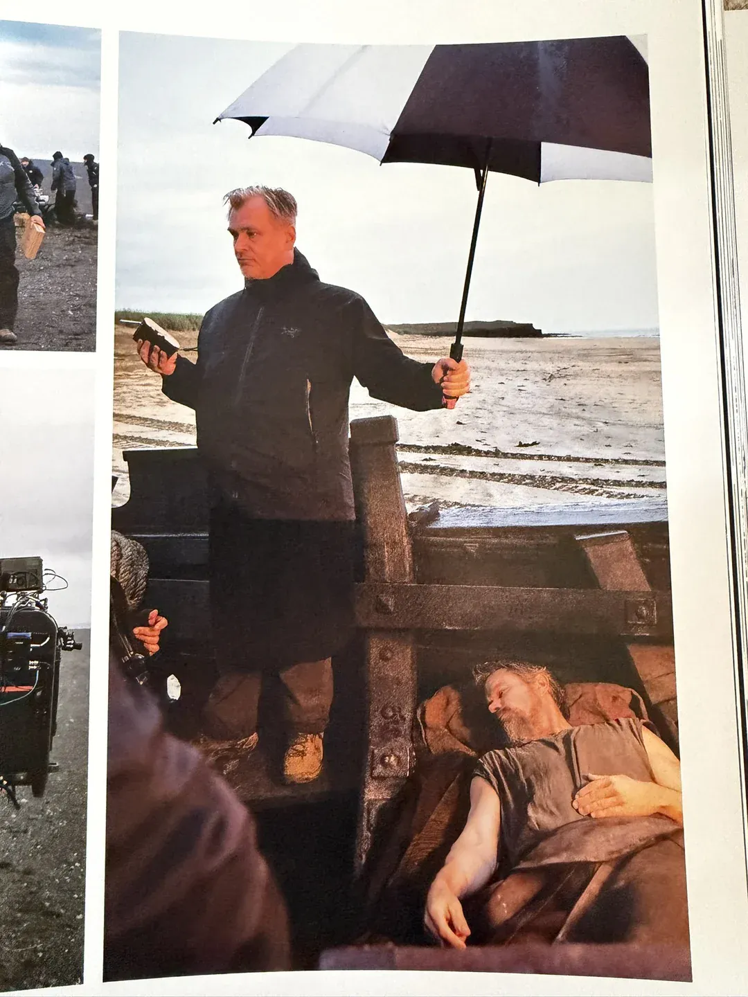 christopher-nolan-holds-an-umbrella-over-matt-damon-as-he-v0-73hzhgofi6jh1.webp ์ดฌ์ํ์ฅ ๋งท ๋ฐ์ด๋จผ ์ฑ๊ธฐ๋ ๋๋ใ
ใ

