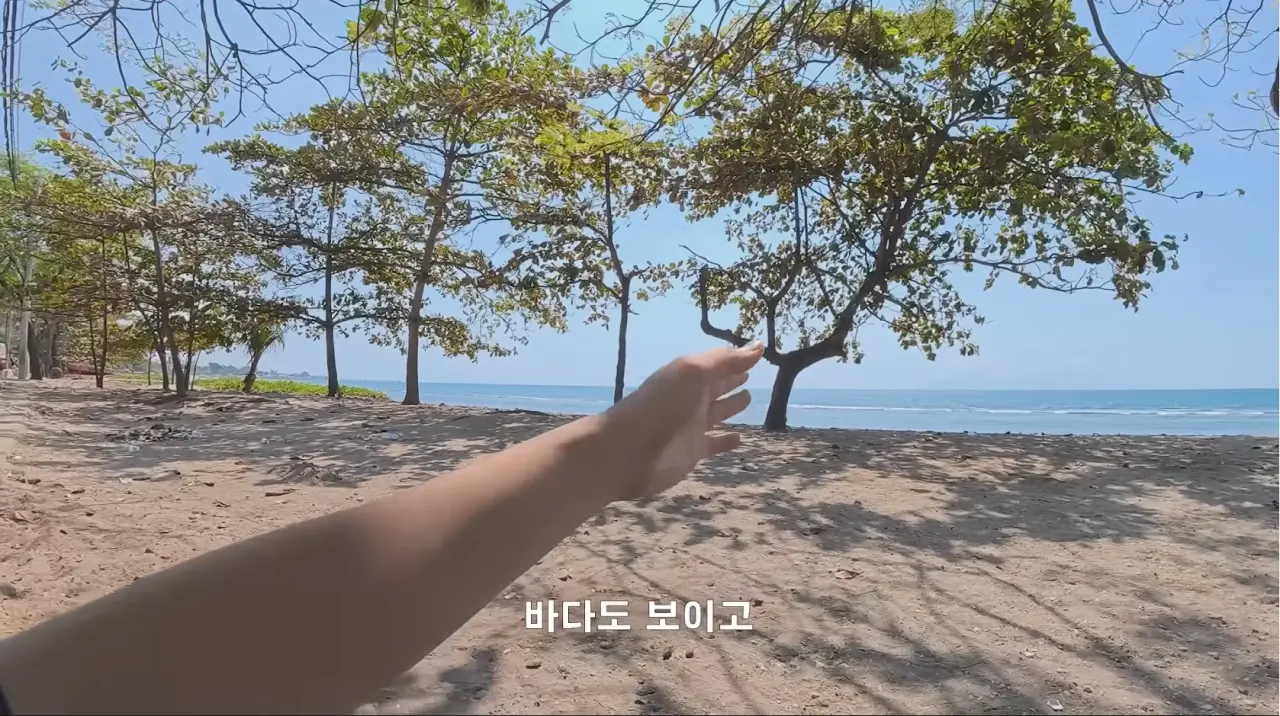 1000080151.webp 동티모르 길거리에서 밥 먹다가 애들한테 둘러싸인 남자 ㄷㄷㄷㄷ