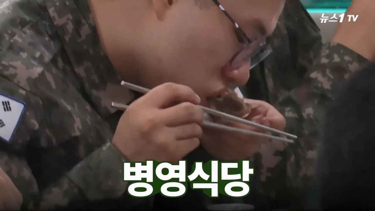 軍 생활 재미에 외박도 안 나갔쥬 ...34년 만에 자대 찾아간 백종원 썰.mp4_20261016_113343.299.jpg 장교 근무하며 간부식당에서 음식하다 참모장에게 정강이 걷어차인 썰 얘기하는 백종원