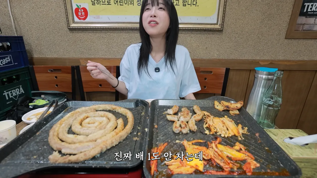 저랑 똑같이 먹는다는 옆손님.._!😨 곱창 총 17미터 대결했습니다🔥 충주 소곱창 먹방 16-40 screenshot.png 곱창 10인분 먹방하다가 먹방 후배(?) 만난 쯔양 근황 ㄷㄷㄷ