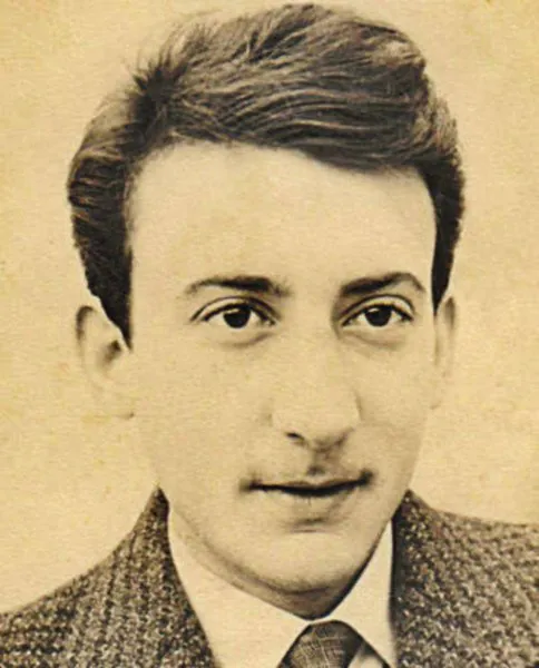 ์นด์ค๋ ๋ฉ๋ฅด๋ฐ.jpg ์๋ จ KGB์์ฅ์ด ๋๋ฌผ์ ํ๋ ธ๋ ์ด๋ค ๋๋ผ ๋
์ฌ์์ ๋
๋ฐฑ