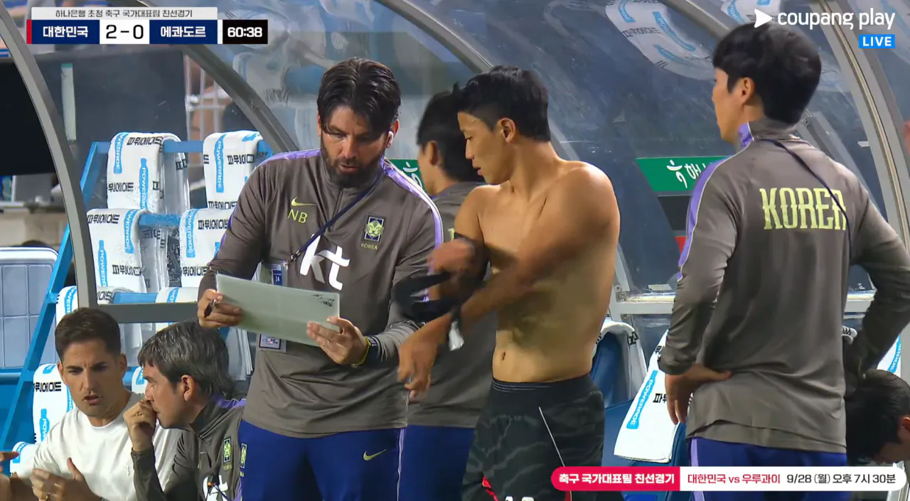 image.png [대한민국 vs 에콰도르] 또 옷 벗고 나타난 황희찬