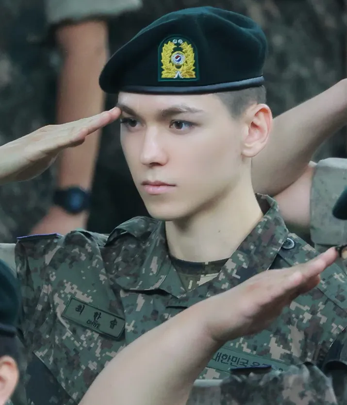 image.png 실시간 육군훈련소 수료식하는 모 연예인.jpg