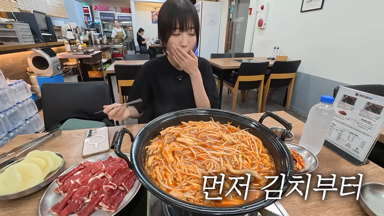 육수추가만 15번 하는 배달 단골집 찾아갔더니 사장님이..😂 등촌 샤브칼국수 먹방 3-36 screenshot.png 쯔양 "오늘은 입맛이 없어서 이 정도만 먹겠습니다"