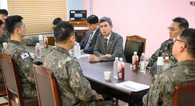 다운로드.jpg 역대 국방부장관 GOP 방문 시 옷차림 ㄷㄷㄷ