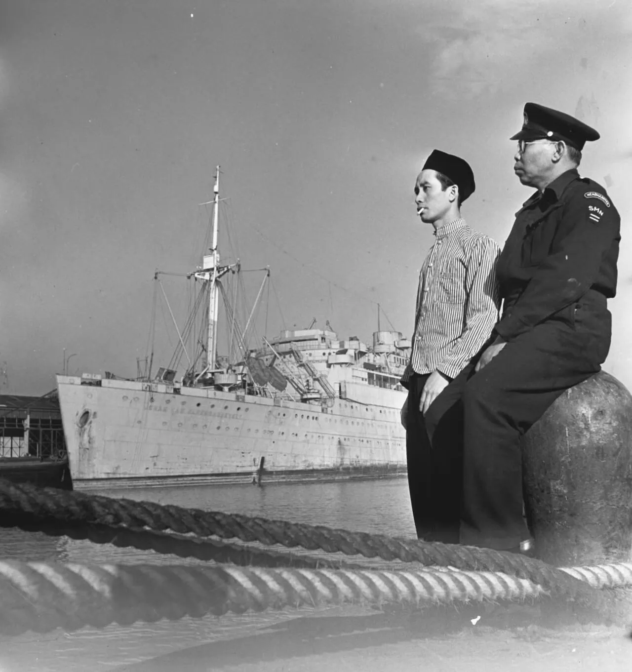 03.05.IMG_.044_RGM_TwoMaritimeWorkersbyLiner1.jpg 인도네시아 해군이 1960년대 동남아 최강이었던 이유