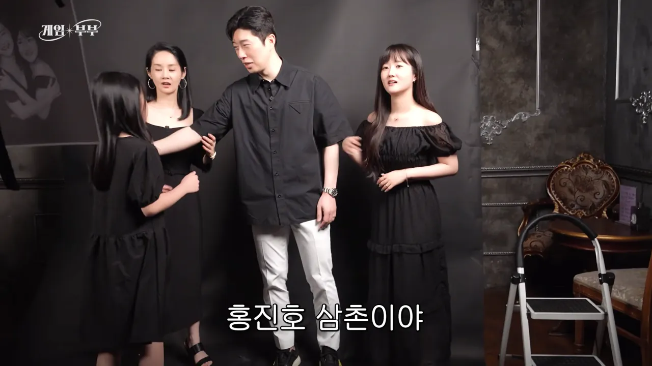 “정상적인 가족 아냐“ 도파민에 미친 부부 (김가연, 임요환, 홍진호, 페이커, 예비사위) 3-16 screenshot.png 임요환 가족과 가족사진 함께 찍게된 홍진호 ㅋㅋㅋㅋㅋㅋ
