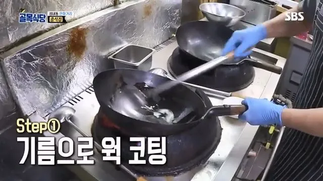 백종원, 무쇠 웍을 다루는 중식의 기본 “불 끄고 두지마라” @백종원의 골목식당 36회 20181017.mp4_20260722_163903.931.jpg 백종원이 말한 무쇠 웍에 몇분간이라도 짬뽕 국물을 두면 안되는 이유가 맞는걸까?