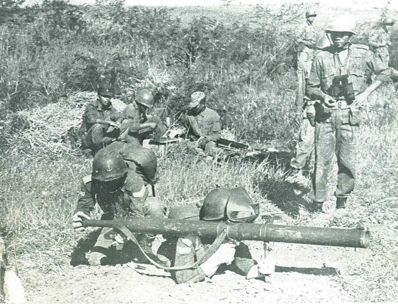 Indonesian_Navy_commandos_training_with_bazooka,_Jalesveva_Jayamahe,_p123.jpg 인도네시아 해군이 1960년대 동남아 최강이었던 이유