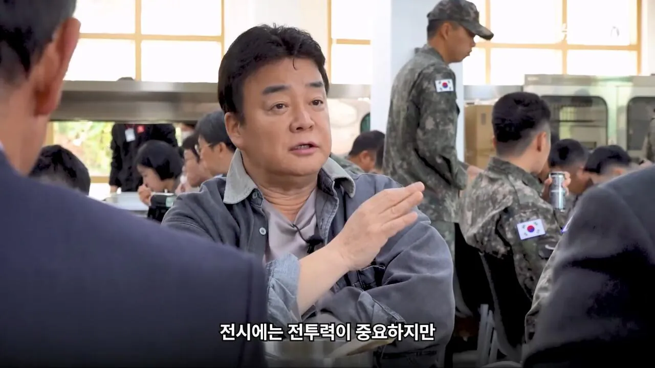 軍 생활 재미에 외박도 안 나갔쥬 ...34년 만에 자대 찾아간 백종원 썰.mp4_20261016_113935.195.jpg 장교 근무하며 간부식당에서 음식하다 참모장에게 정강이 걷어차인 썰 얘기하는 백종원