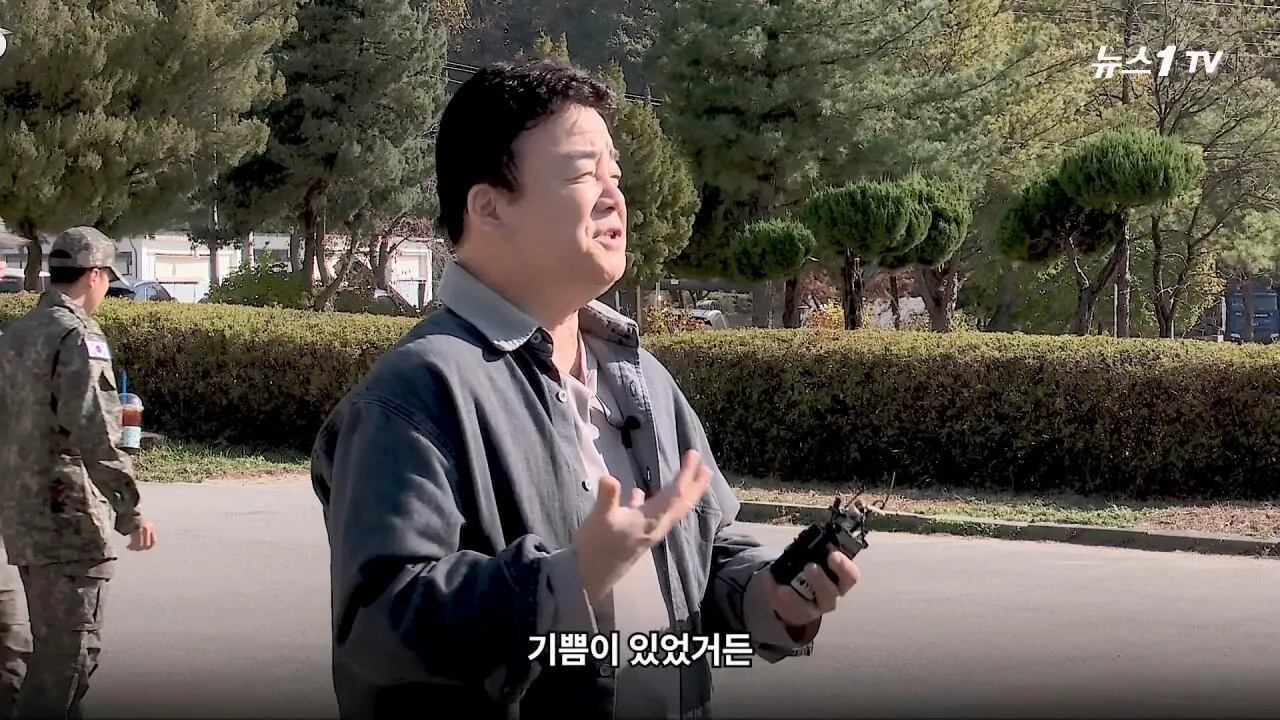 軍 생활 재미에 외박도 안 나갔쥬 ...34년 만에 자대 찾아간 백종원 썰.mp4_20261016_114314.667.jpg 장교 근무하며 간부식당에서 음식하다 참모장에게 정강이 걷어차인 썰 얘기하는 백종원