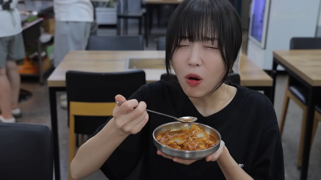 육수추가만 15번 하는 배달 단골집 찾아갔더니 사장님이..😂 등촌 샤브칼국수 먹방 10-48 screenshot.png 쯔양 "오늘은 입맛이 없어서 이 정도만 먹겠습니다"