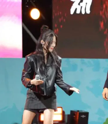 가수 HYNN(박혜원) 공연 중 사회자 난입 중단 논란... 정치인 소개에 마이크 빼앗겨