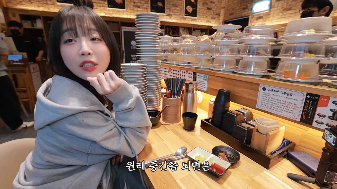 1900원 회전초밥 몇접시 먹었을까_🤔 메뉴만 100가지_! 엄청난 인기의 청주 3단 회전초밥 11-56 screenshot (1).png 청주에서 회전초밥 100접시 넘게 먹방한 쯔양 근황 ㄷㄷㄷ