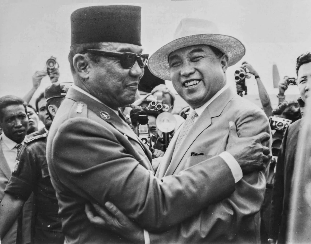 Kim_Il-sung_and_Sukarno,_1965.jpg 인도네시아 해군이 1960년대 동남아 최강이었던 이유