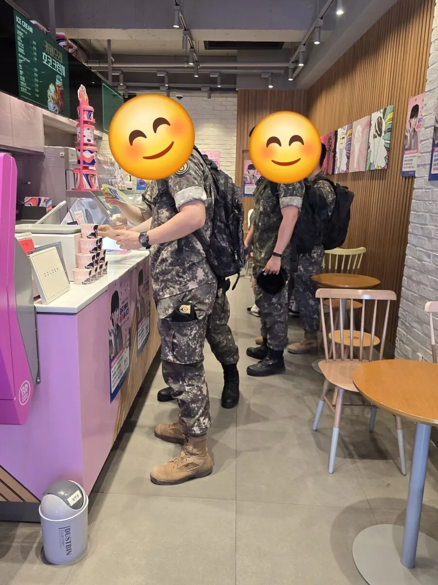 5914.jpg BTS 정국이 전역당시 BTS 팬들이 현역 군인들 대상으로 열어준 이벤트.jpg