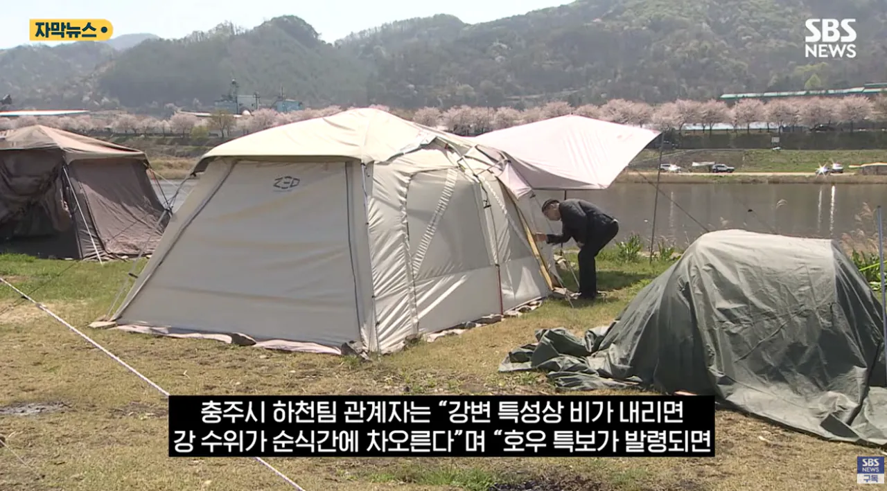 굴착기 동원해 16동 싹 다 밀었다..'알박기' 텐트 철거 속이 다 시원 (8).png 충주시 굴착기 동원해서 알박기 텐트 싹 정리했다. 속이시원