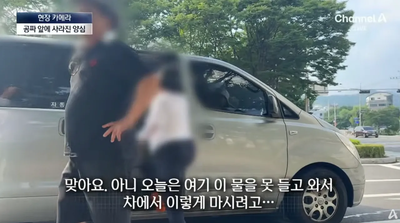 공짜 생수에 사라진 양심…“10병씩 가져가요” (12).png 공짜생수에 양심팔아먹은 사람들 10병씩 가져간다..