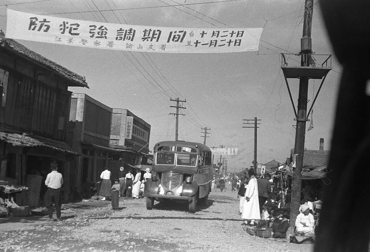 e_nonsan-street-scene-with-bus1952_16219171249_o.jpg 희귀사진(KOREA, 1952)