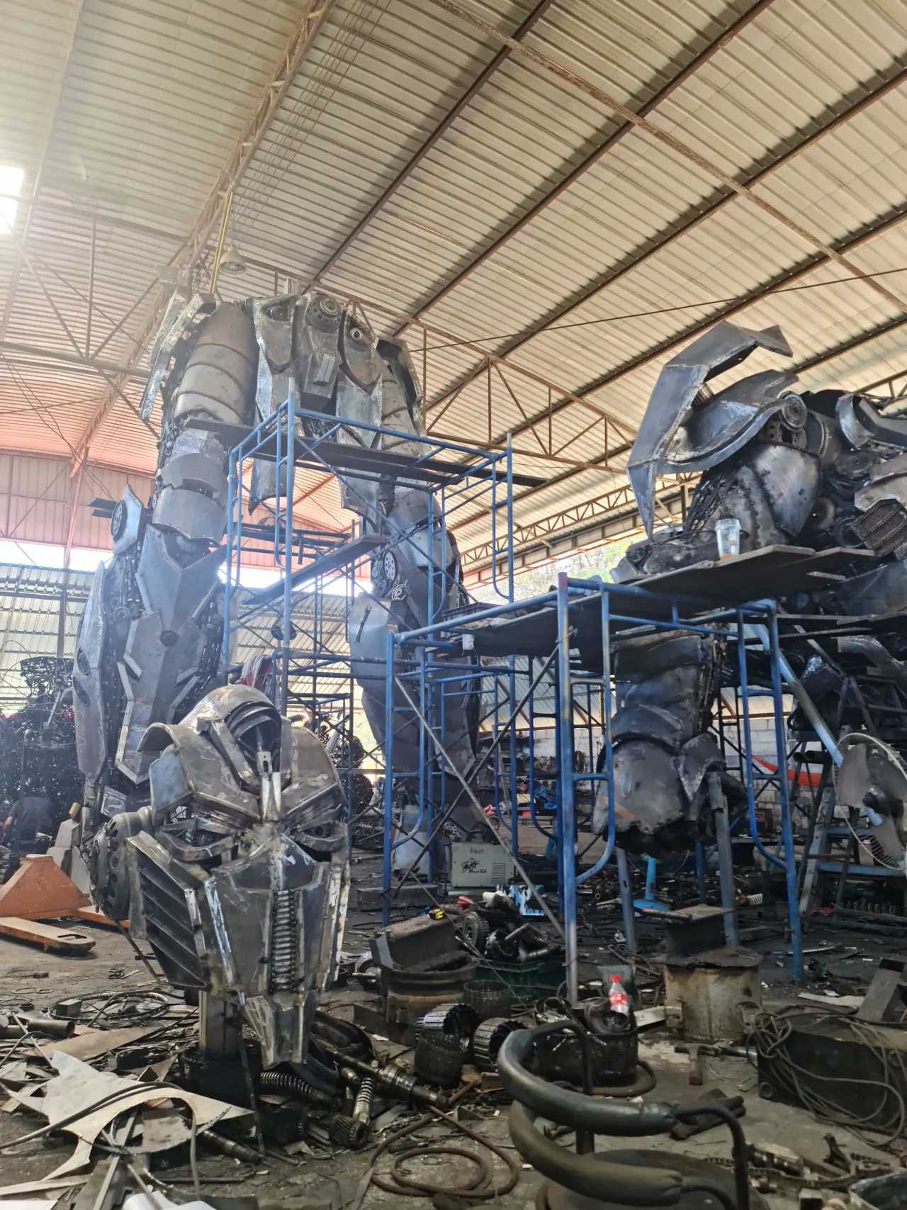 image.png 고철로 엄청난걸 만들고 있는 사람 ㄷㄷ