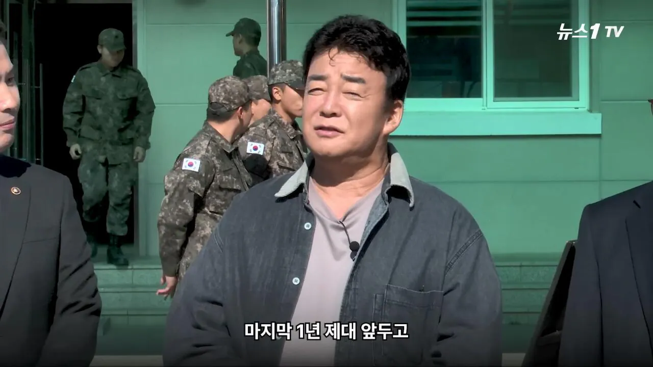 軍 생활 재미에 외박도 안 나갔쥬 ...34년 만에 자대 찾아간 백종원 썰.mp4_20261016_113643.483.jpg 장교 근무하며 간부식당에서 음식하다 참모장에게 정강이 걷어차인 썰 얘기하는 백종원