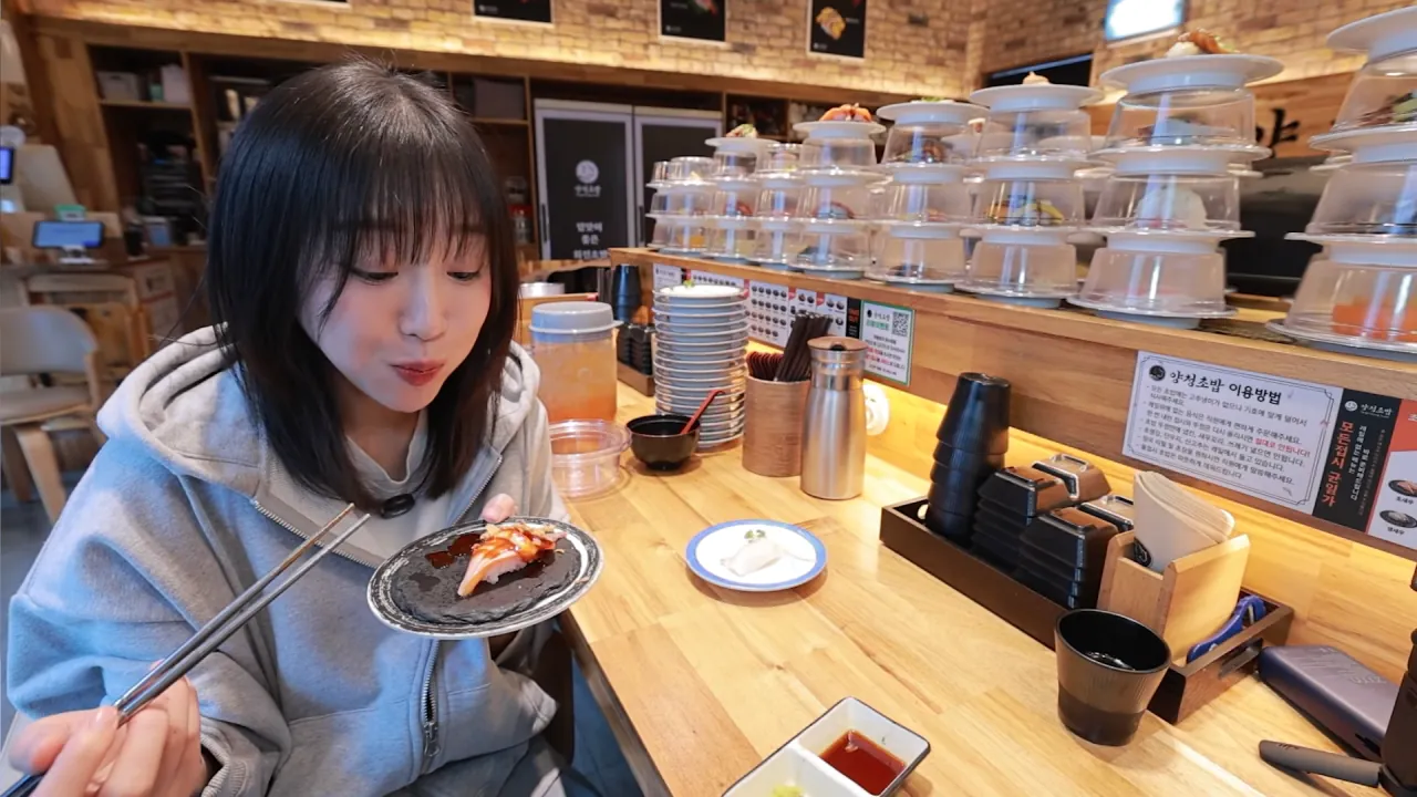 1900원 회전초밥 몇접시 먹었을까_🤔 메뉴만 100가지_! 엄청난 인기의 청주 3단 회전초밥 7-20 screenshot (1).png 청주에서 회전초밥 100접시 넘게 먹방한 쯔양 근황 ㄷㄷㄷ
