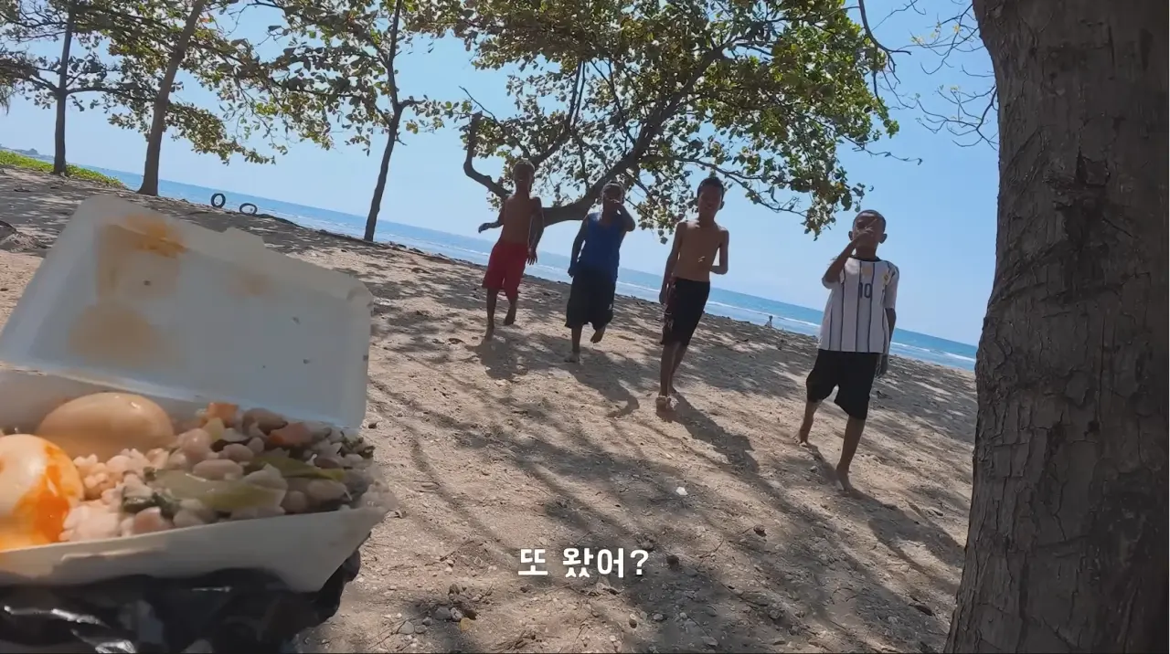 1000080166.webp 동티모르 길거리에서 밥 먹다가 애들한테 둘러싸인 남자 ㄷㄷㄷㄷ