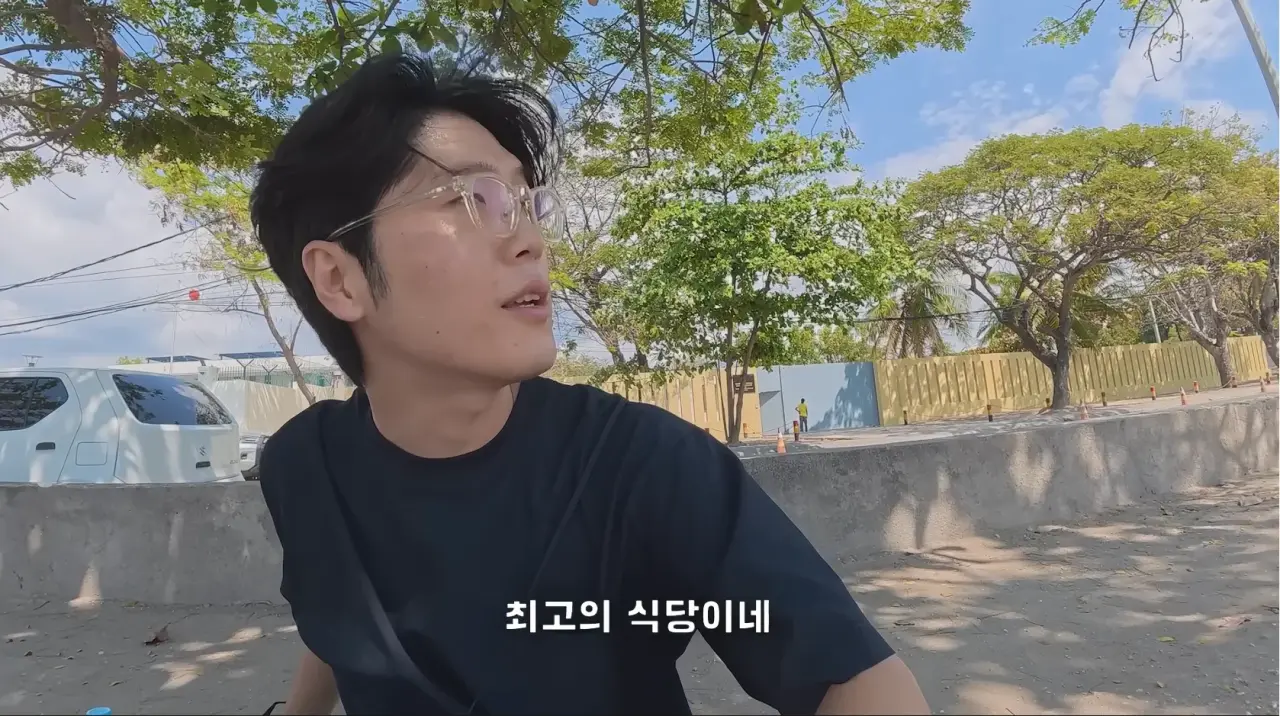 1000080149.webp 동티모르 길거리에서 밥 먹다가 애들한테 둘러싸인 남자 ㄷㄷㄷㄷ