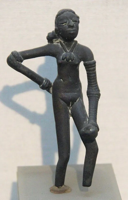 800px-Dancing_girl_of_Mohenjo-daro.jpg ๋๋ผ์ด ๊ณ ๋์ ์กฐํ ์ ๋ฌผ๋ค