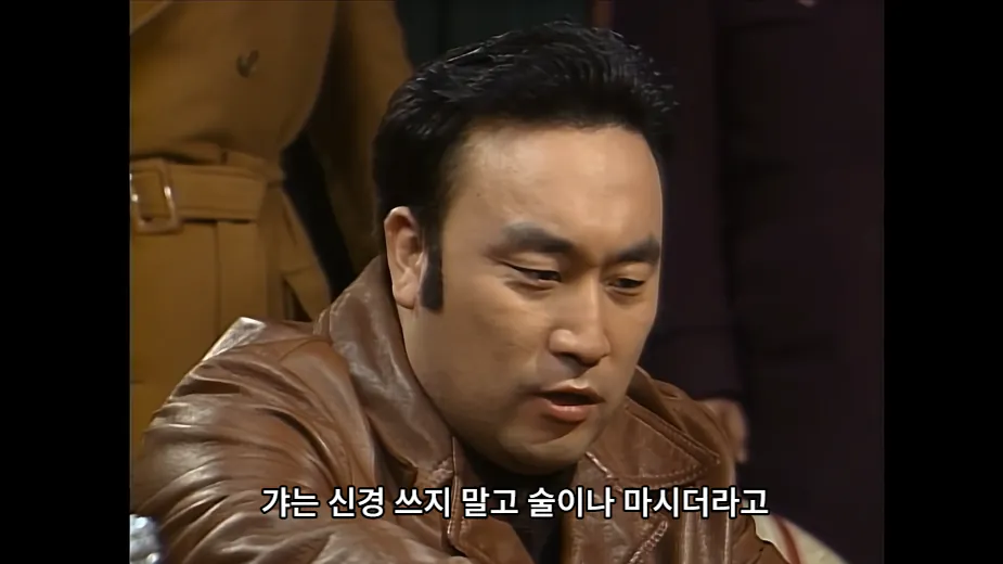 25.png <야인시대> 공산당을 욕하자 기분이 불쾌해진 정진영