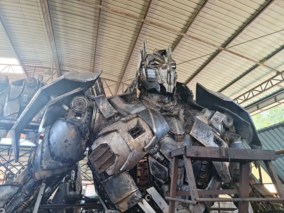 image.png 고철로 엄청난걸 만들고 있는 사람 ㄷㄷ