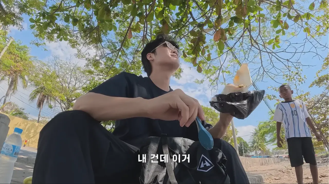 1000080161.webp 동티모르 길거리에서 밥 먹다가 애들한테 둘러싸인 남자 ㄷㄷㄷㄷ
