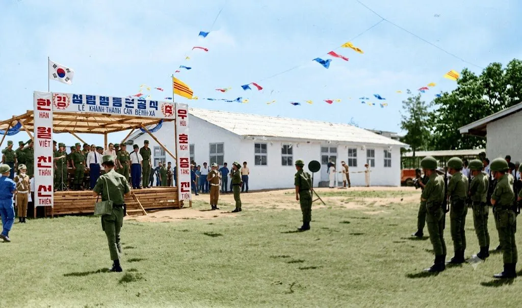 b8bc23ef-7a4b-420a-9ffd-522cf284d218.jpg GPT로 컬러복원한 안정효작가의 사진들과 백마,맹호,청룡부대의 베트남전 사진들.jpg