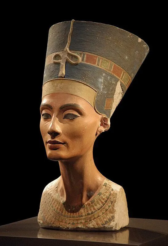 Nofretete_Neues_Museum.jpg ๋๋ผ์ด ๊ณ ๋์ ์กฐํ ์ ๋ฌผ๋ค
