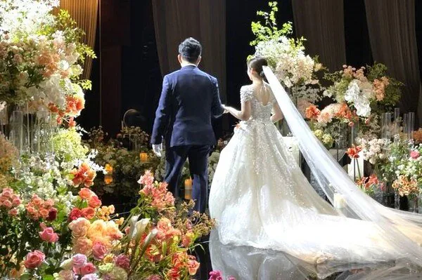 결혼식.jpg 전방에 신부 향해 낙하!