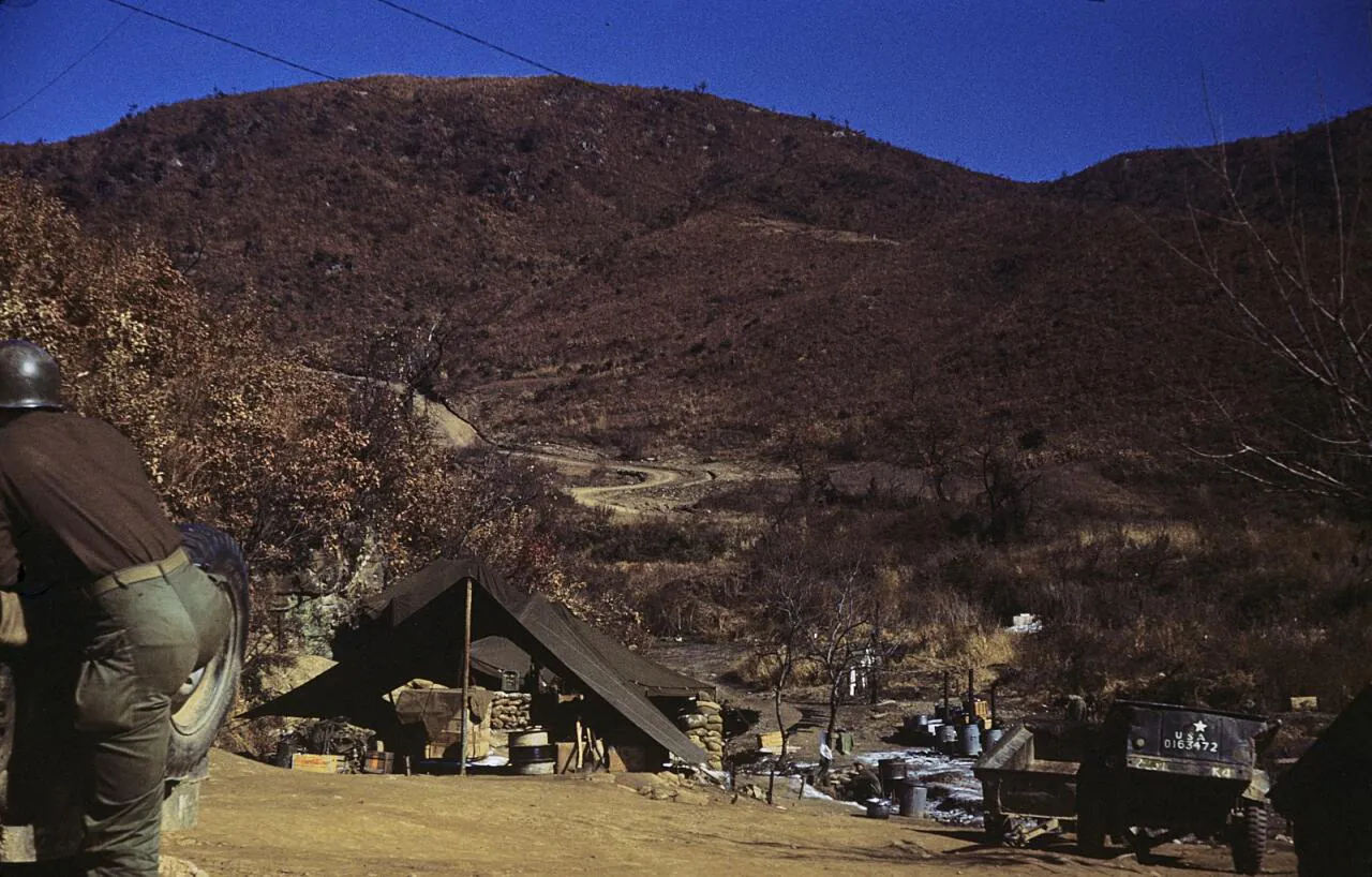 e_front-line-base-1952_16141901942_o.jpg 희귀사진(KOREA, 1952)