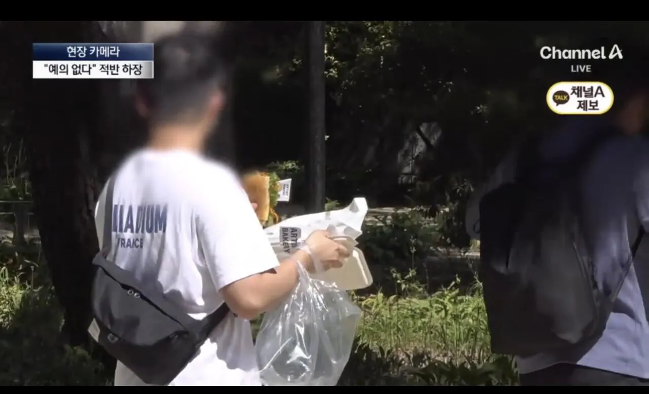 IMG_4579.jpeg 경복궁에서 담배피는 그 나라 관광객