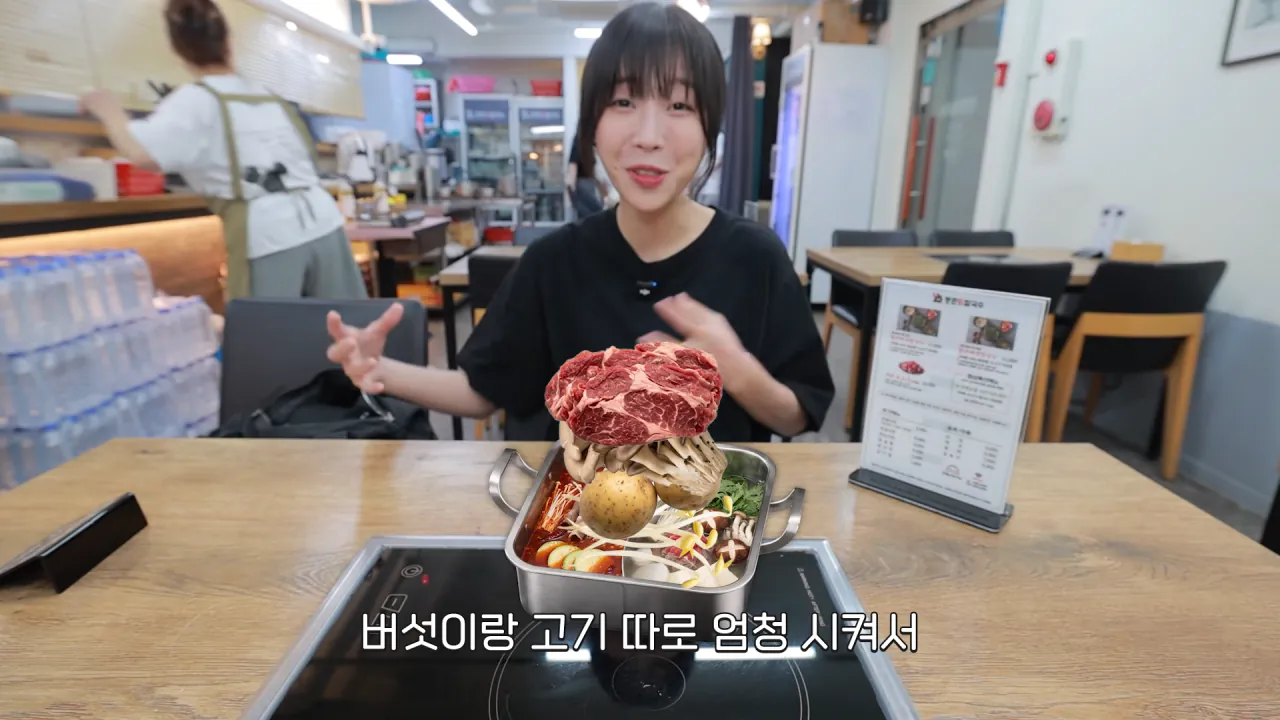 육수추가만 15번 하는 배달 단골집 찾아갔더니 사장님이..😂 등촌 샤브칼국수 먹방 1-32 screenshot.png 자주 시켜먹는 배달 단골집에 처음으로 직접 찾아간 쯔양 ㅋㅋㅋ
