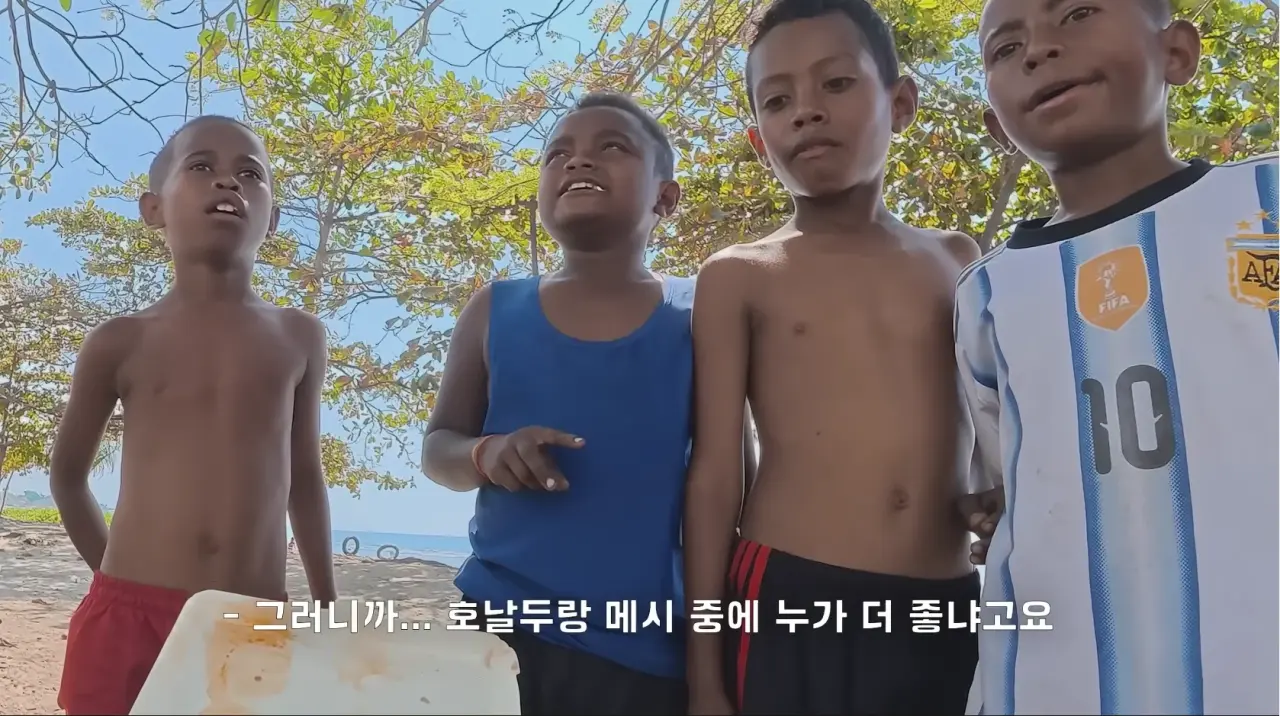 1000080170.webp 동티모르 길거리에서 밥 먹다가 애들한테 둘러싸인 남자 ㄷㄷㄷㄷ
