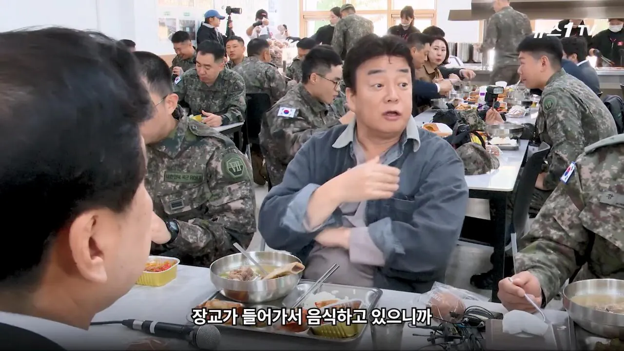 軍 생활 재미에 외박도 안 나갔쥬 ...34년 만에 자대 찾아간 백종원 썰.mp4_20261016_113919.115.jpg 장교 근무하며 간부식당에서 음식하다 참모장에게 정강이 걷어차인 썰 얘기하는 백종원