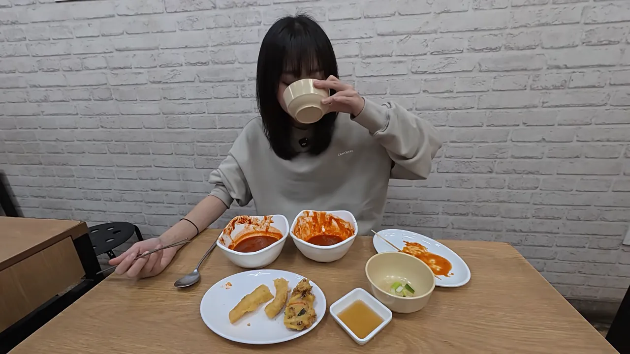 시장에서 한끼에 10000kcal 가능할까.._🤔 육거리시장 떡볶이 칼국수 만두 닭강정 길거리음식 먹방 6-35 screenshot.png 시장에서 1만 칼로리 먹방한 쯔양 근황 ㄷㄷㄷ